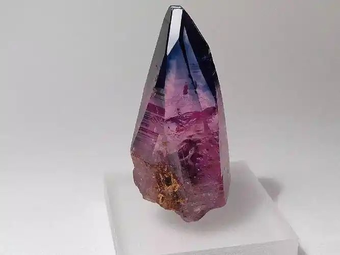 corundum 刚玉 (var: sapphire 蓝宝石) 代表产地:winza, mpapwa, mpa