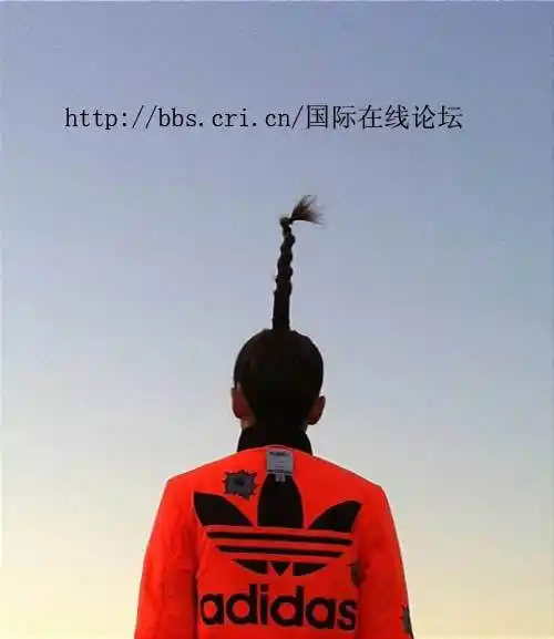 直击2ne1纽约行 冲天辫致敬摩天大楼 惨变人体吉他(图)