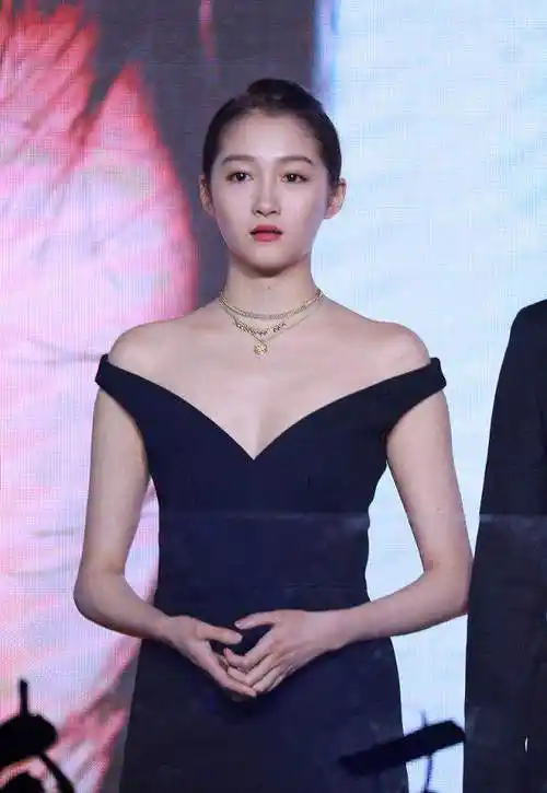 第二就是,关晓彤老师很喜欢露肩,但是关晓彤锁骨不明显,所以总是显得