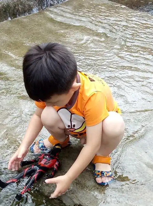 锡崖沟小河戏水的小顽童!好爱你