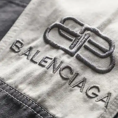 jl 想要穿出青春感,就要来件balenciaga牛仔字母刺绣夹克