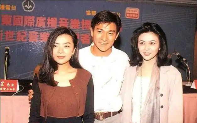 1995年,照片中只认出中间刘德华和右边关之琳,而左边那位是谁?