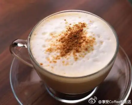 【俄式咖啡russian coffee】材料:中度烘焙的咖啡100ml,牛奶50ml,蛋黄