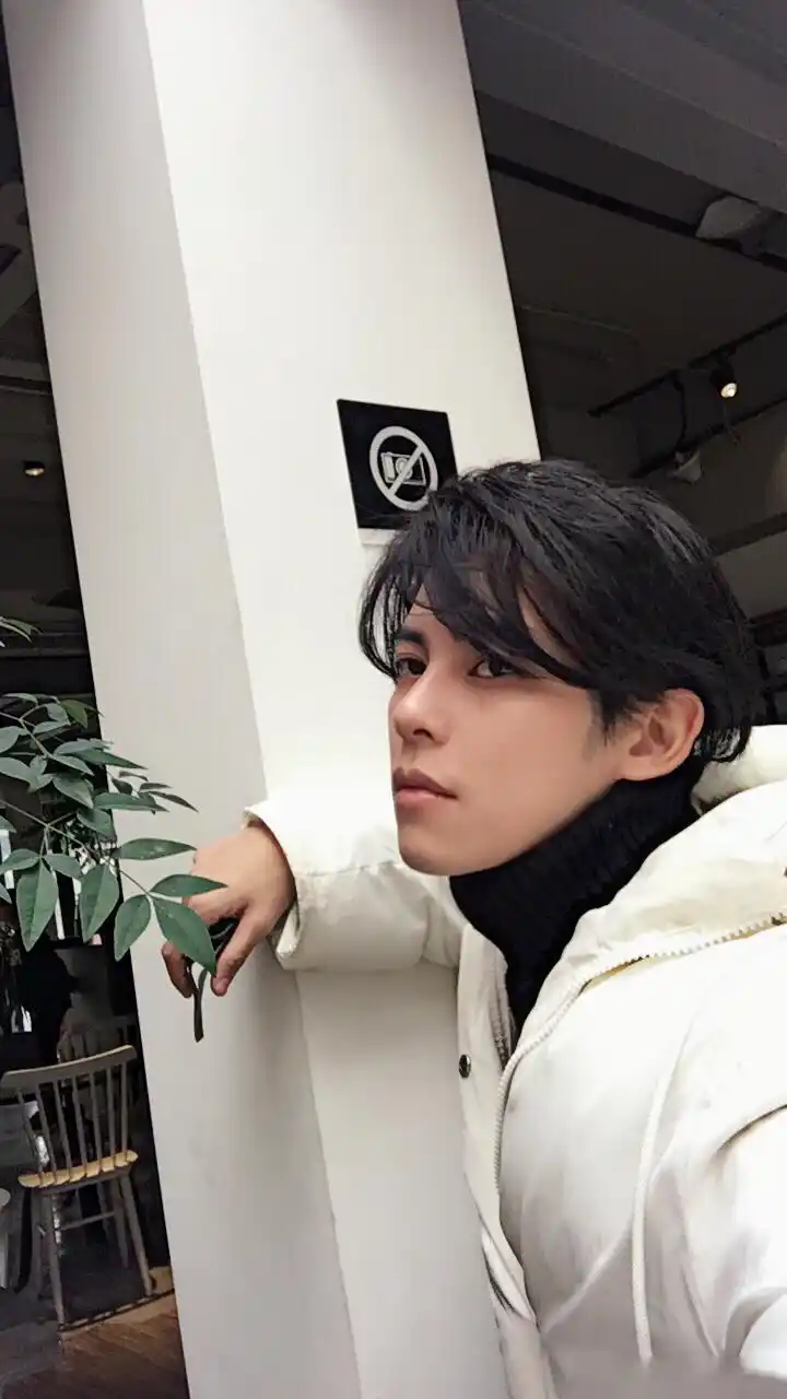 上海飘雪啦~一只乖巧听话又黑的彻底的猫跟着我进民