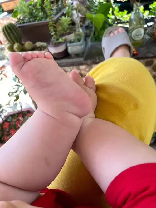 六个多月可爱又俏皮的小脚丫