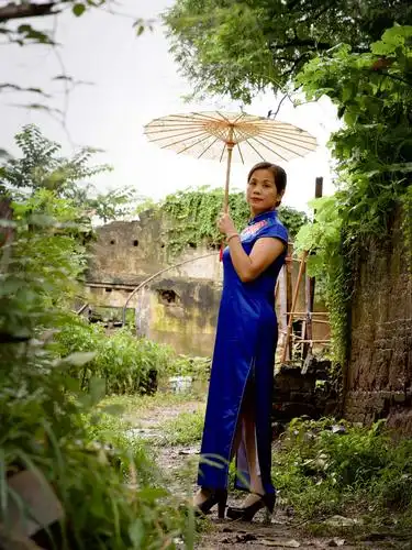 古城墙,雨巷,撑伞而行旗袍女