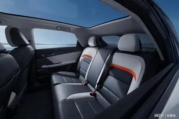 其次四轮独立悬架和后轮驱动的特性让整车拥有钢炮级的驾控乐趣,电动