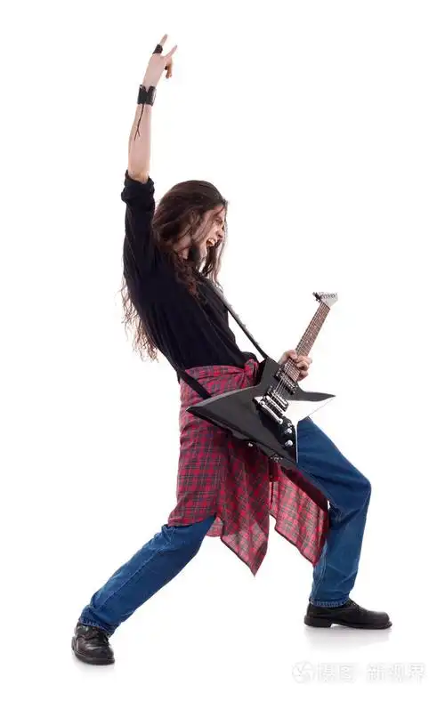 长长的头发在做摇滚手势