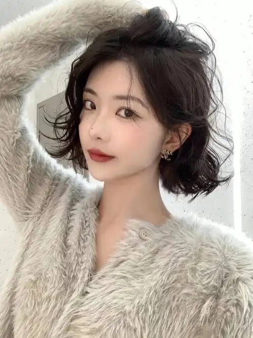 女生短发发型蛋卷头烫发