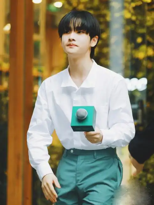 周震南白色衬衫还可以这么穿清爽又帅气