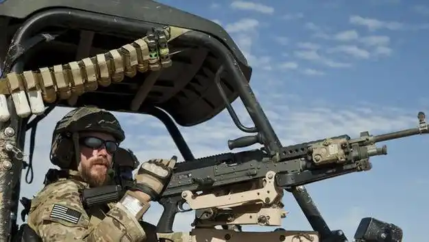 虽然m240比更先进的机枪存在大,重的特点.