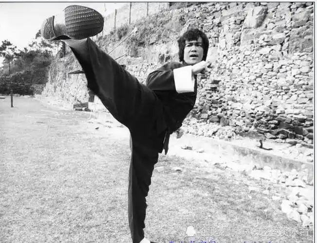 盘点李小龙精彩的侧踢腿法你们认为哪一张最帅气