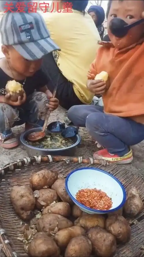 大山里的孩子都是这样吃饭的还吃得挺香