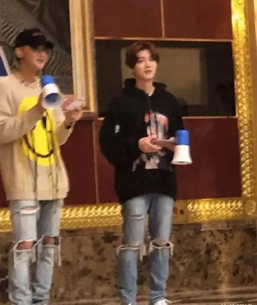 身高也是瞬间就真实了,我们都知道黄子韬是一米八五,而鹿晗是一米七七