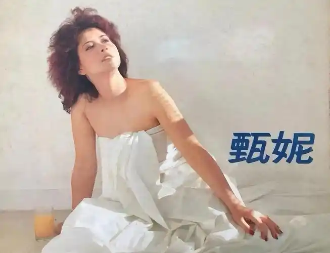 这时候顾嘉辉和黄霑又看中了甄妮,这俩创作鬼才当时手里有一首男女