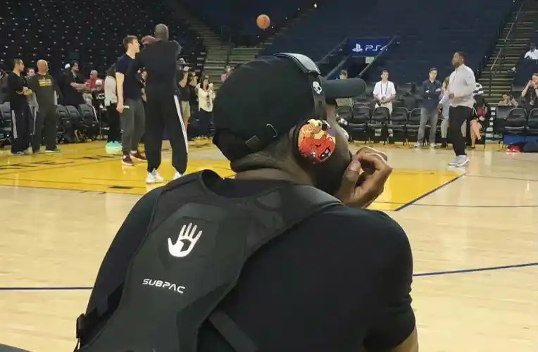 耳机发呆的欧文(顺便猜猜这是哪个时期的欧文)#欧文  #nba  #篮球壁纸