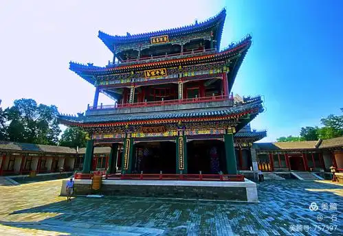 这是德和园内的大戏楼,与承德避暑山庄里的清音阁,紫禁城内的畅音阁