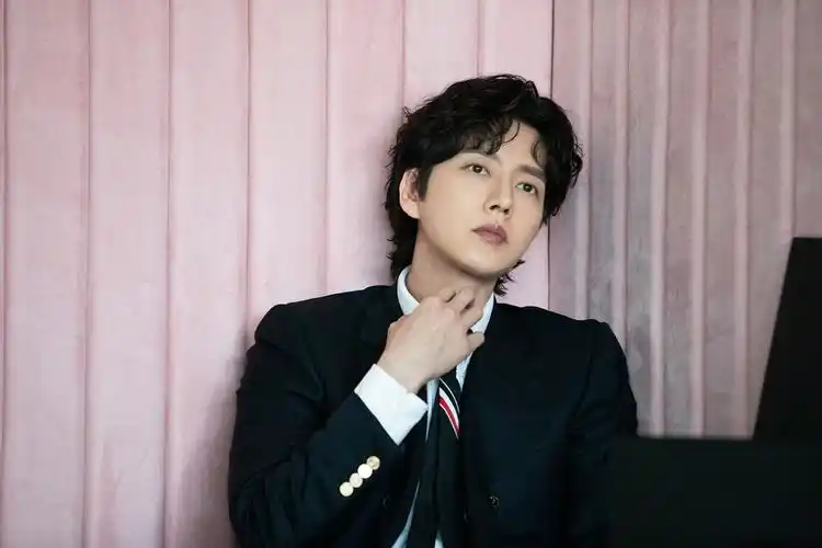 朴海镇最新花絮照公开清爽造型诠释行走的画报