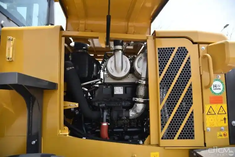 雷沃fl936k装载机发动机机舱