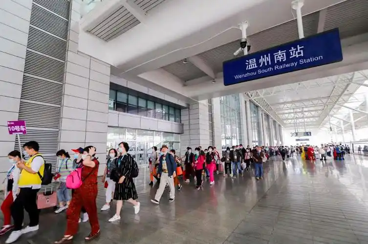 疫后首趟高铁旅游专列抵达温州南站