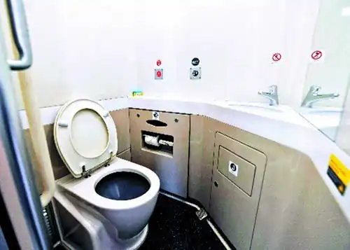 高铁列车整体卫生间,南车采购价30万元,北车采购价120万元.