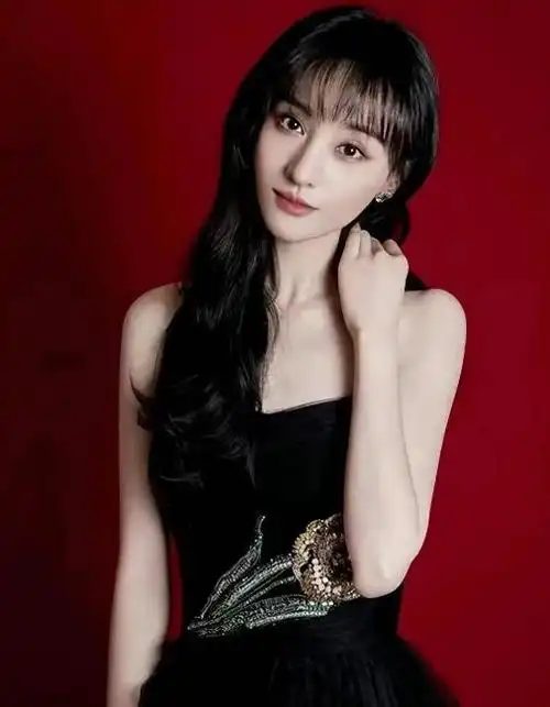 郑爽32岁生日照曝光近况曾被众人吹捧如今落魄无人问津