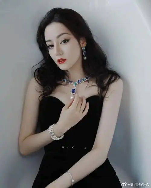 迪丽热巴又美出新高度,穿黑色抹胸天鹅绒晚礼服,优雅高贵|妆容|发型