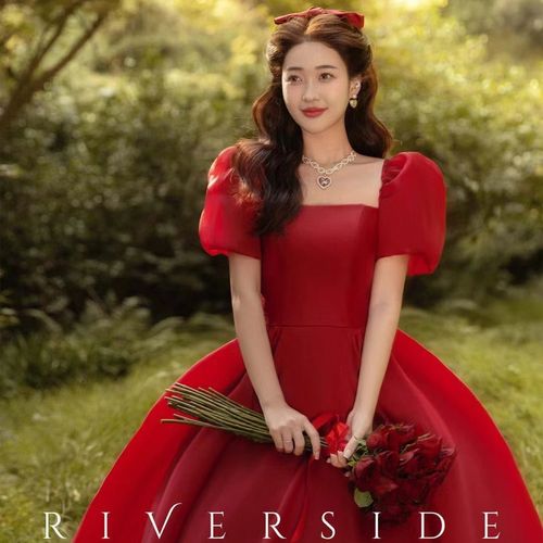 敬酒服新娘影楼拍照主题唯美红色泡泡袖齐地婚纱情侣拍摄写真礼服