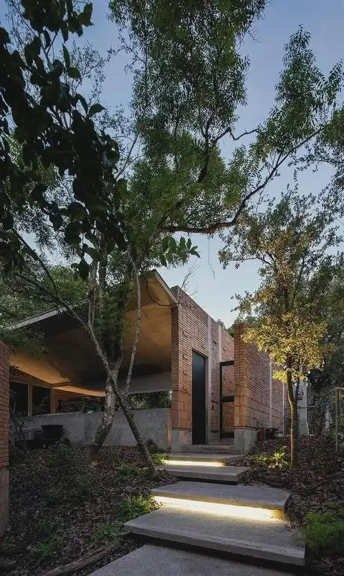 用红砖做成的山坡式民宿式家庭住宅