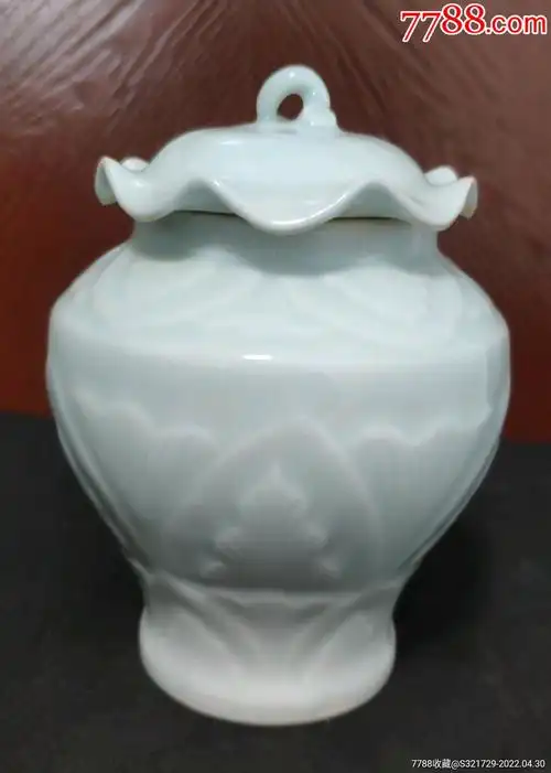 宋湖田影青剔花纹荷叶盖罐