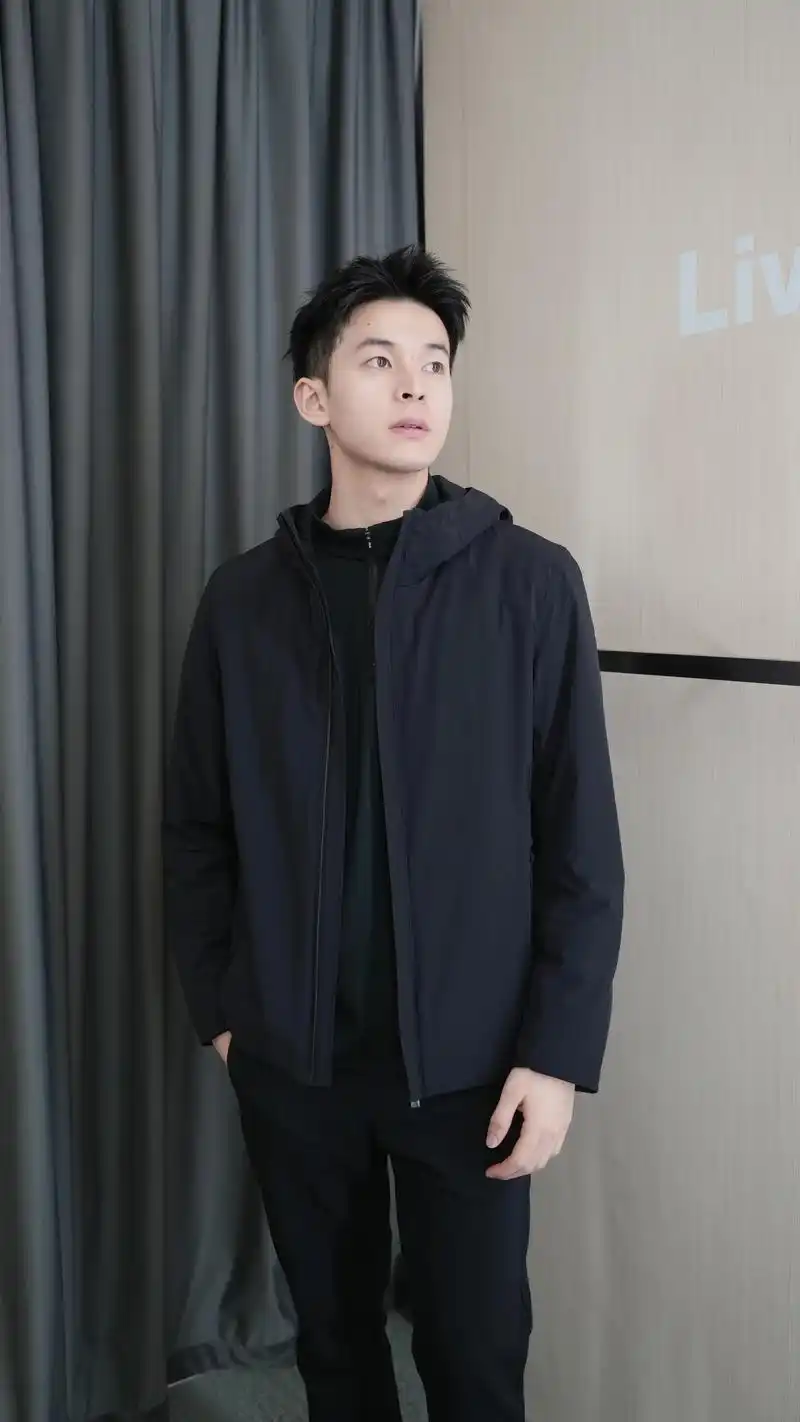 斐乐新款连帽夹克外套!上身板正有型 保暖不臃肿!#品质男装 - 抖音