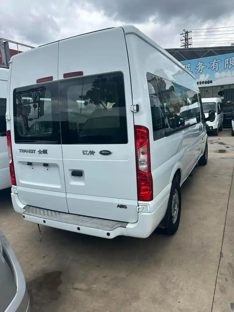 福特全顺 新时代长轴中顶,手动柴油2.4t国四9座版本