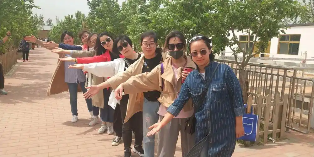 什么嘛,人家在摆pose啦!白衣天使们,还是那么温柔可爱