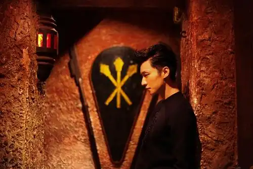 乔任梁异国街拍曝光 优质暖男俊逸有型