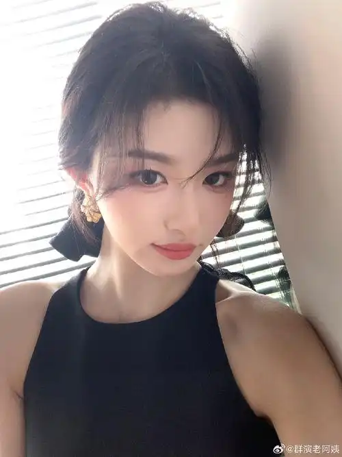 孔雪儿自拍vs他拍#孔雪儿这套造型超级好看,或优雅或可爱或酷辣