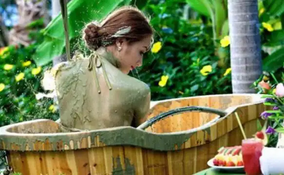 游客用泥巴洗浴,女性游客也很喜欢,这样的温泉你接受吗?