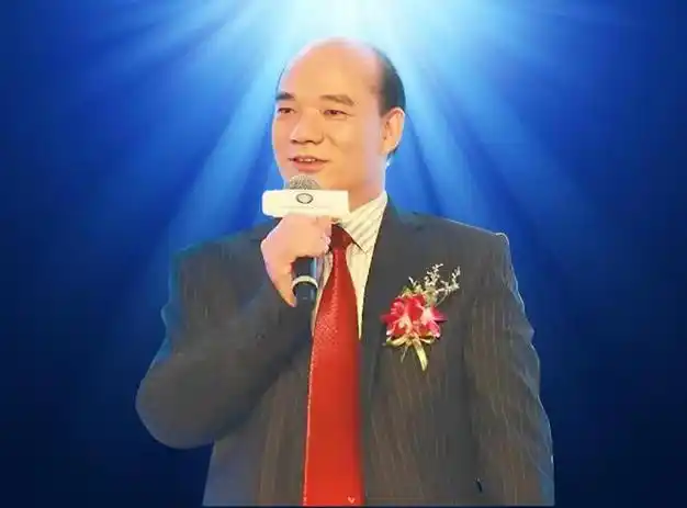 赖海民,鸿荣源集团创始人,广东揭阳人,1965年出生,现年59岁,初中学历.