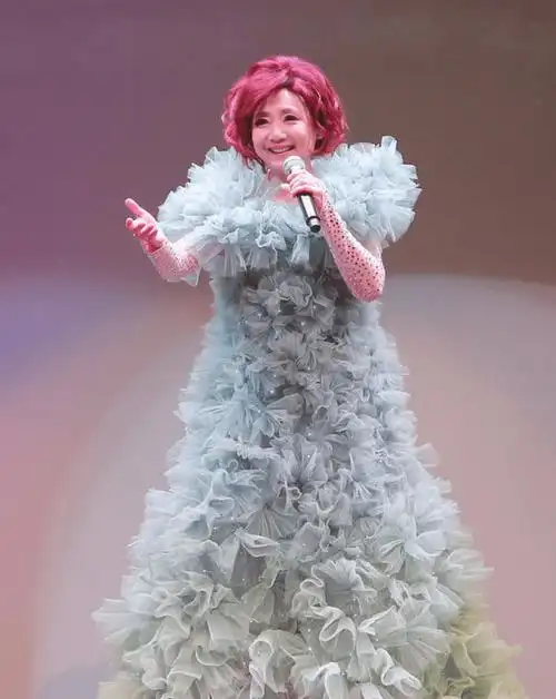 张德兰:唱《春光美》火遍全国,27岁为爱隐退,如今63岁无儿无女_舞台