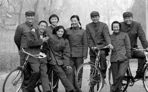 50年代,大院子弟的生活有多幸福?看看"小混蛋"的态度就知道了