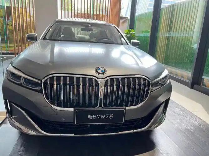 宝马m760li磨砂石青烟白豪华套装碧玺