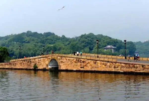 西湖断桥的由来,断桥的来历断桥名字的来历图1