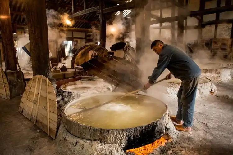 四川自贡燊海井古法制盐