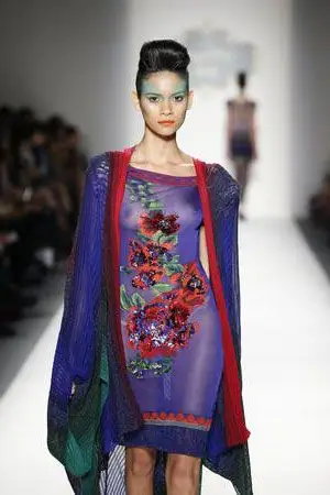 作为首个参与纽约时装周的中国高级女装品牌,ellassay(歌力思)以其