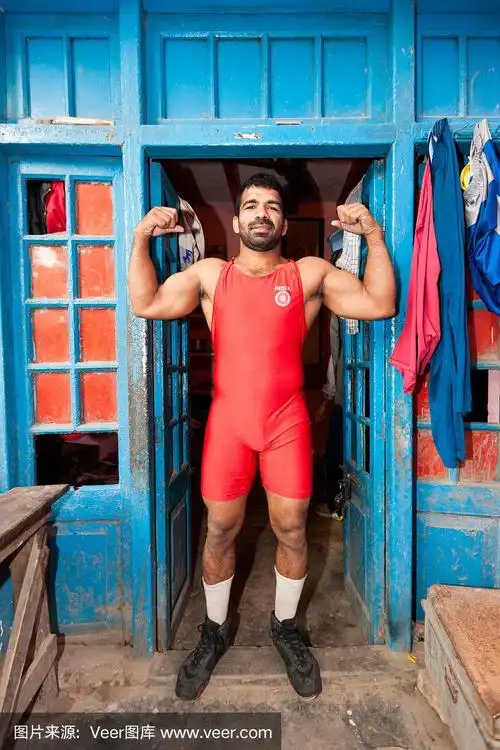 印度摔跤手在印度新德里的入口摆姿势