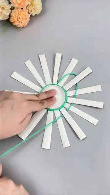 简单三步就可以做成手提花篮,好玩实用又有意义,陪孩子一起制作起来吧