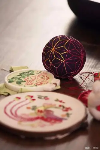 莺儿提到的打络子的诸般花样,"一炷香,朝天凳,象眼块,方胜,连环