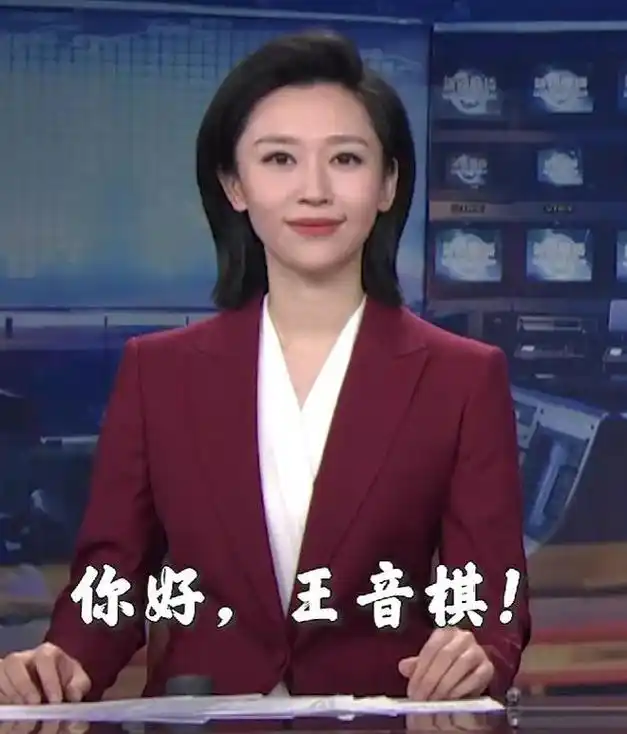 新闻联播首位90后主播生活照曝光,大气柔美,酷似刘亦菲