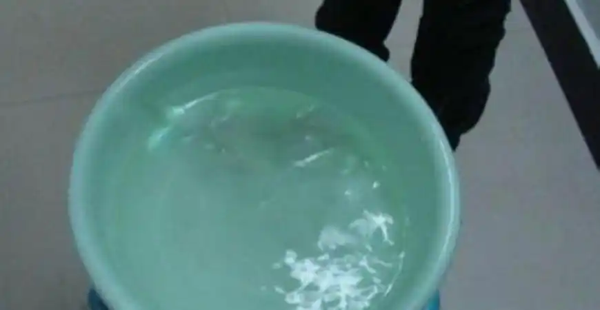 为什么有的人开空调时,会在屋里放一盆水呢?原来有这么多好处