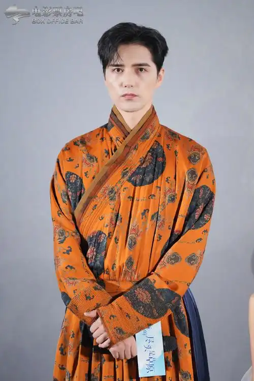 阿云嘎穿蒙古服亮相首映礼