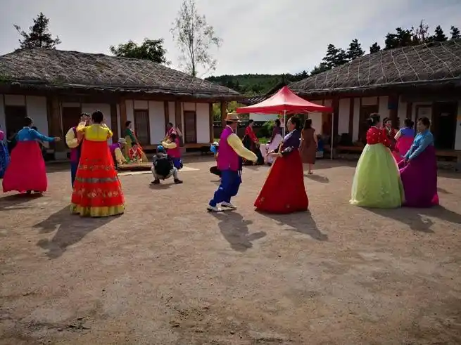 中国朝鲜族民俗园载歌载舞尽显传统文化要素